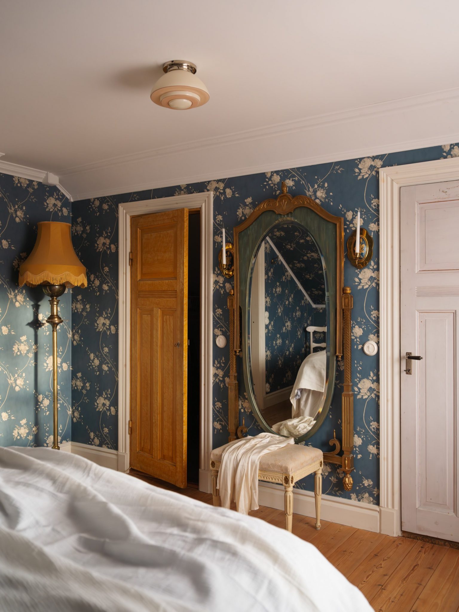 chambre mansardée papier-peint bleu floral
