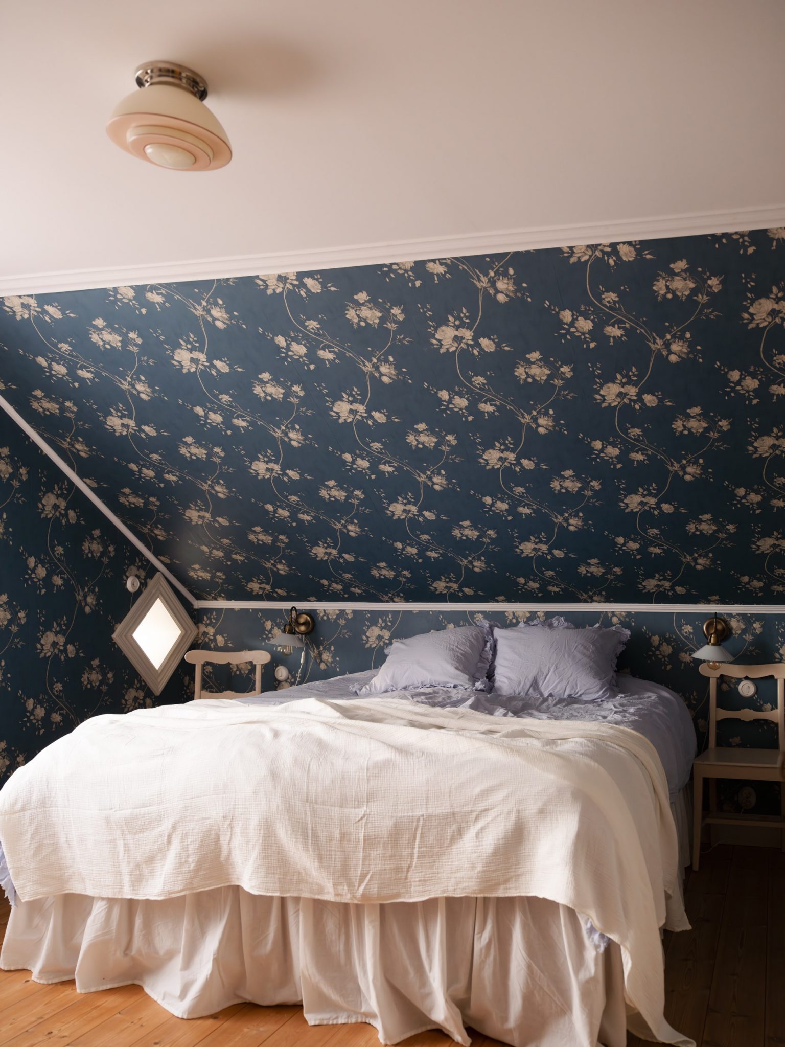 chambre mansardée papier-peint bleu floral