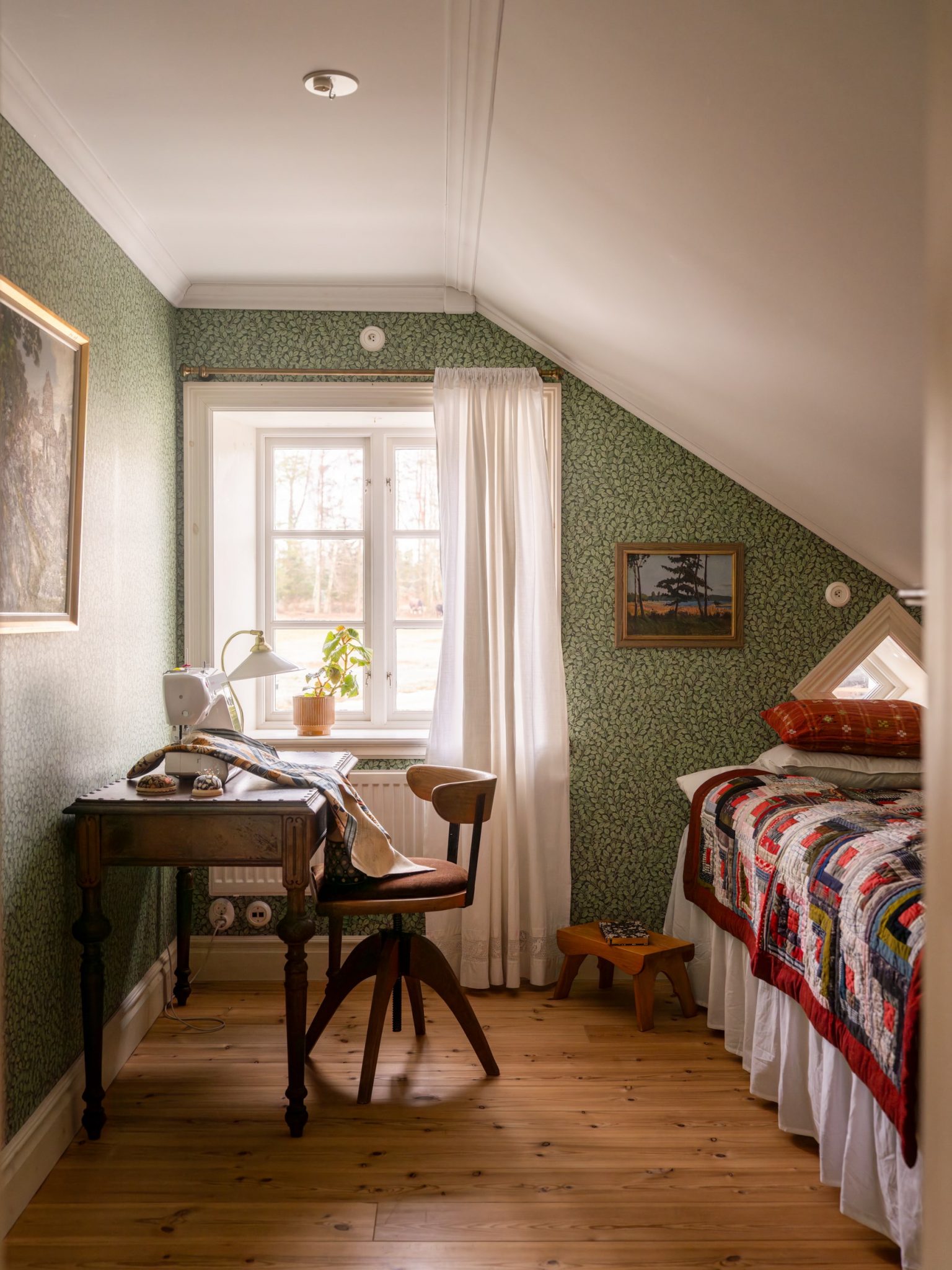 chambre mansardée papier-peint vert végétal