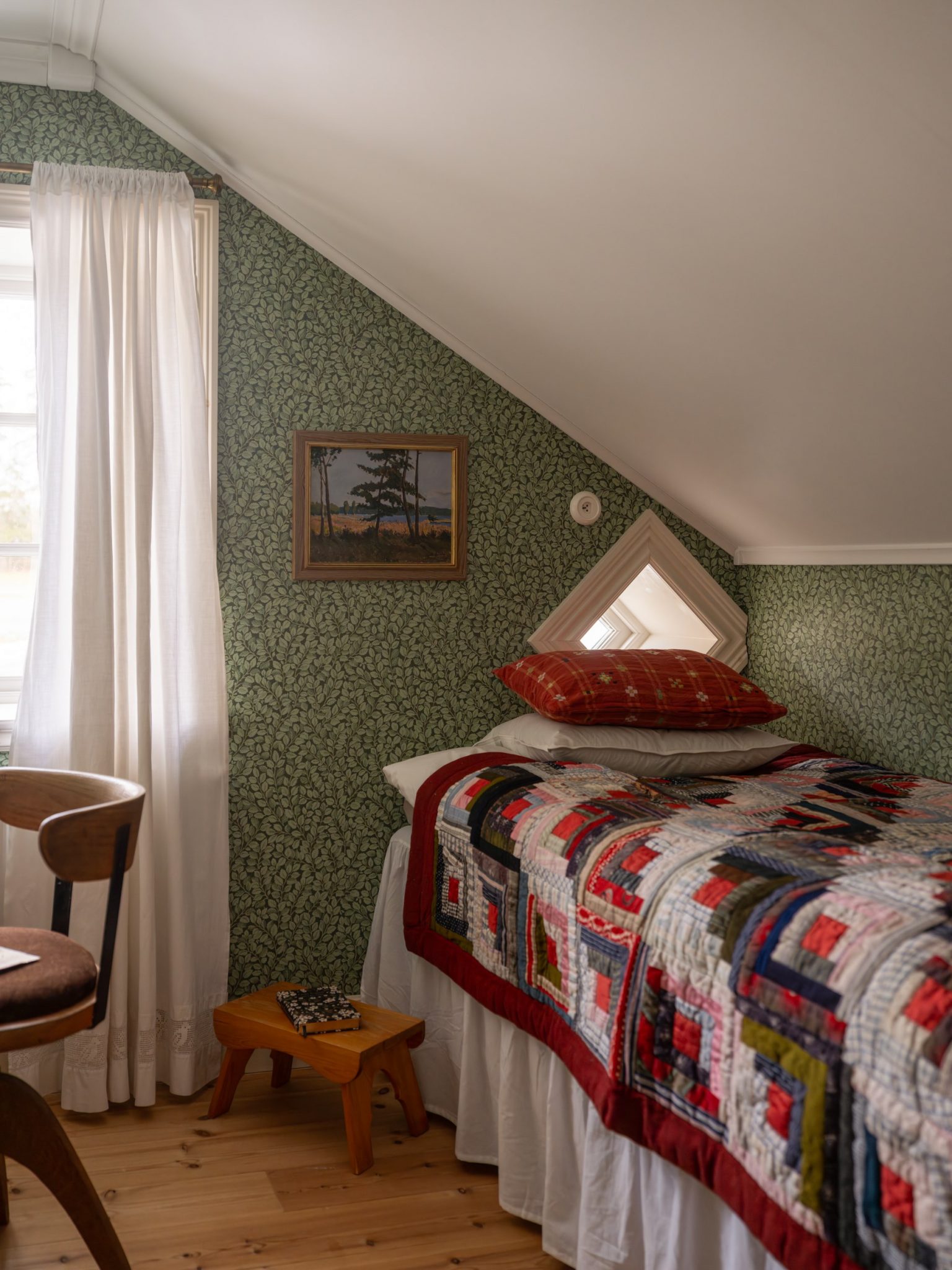 chambre mansardée papier-peint vert végétal