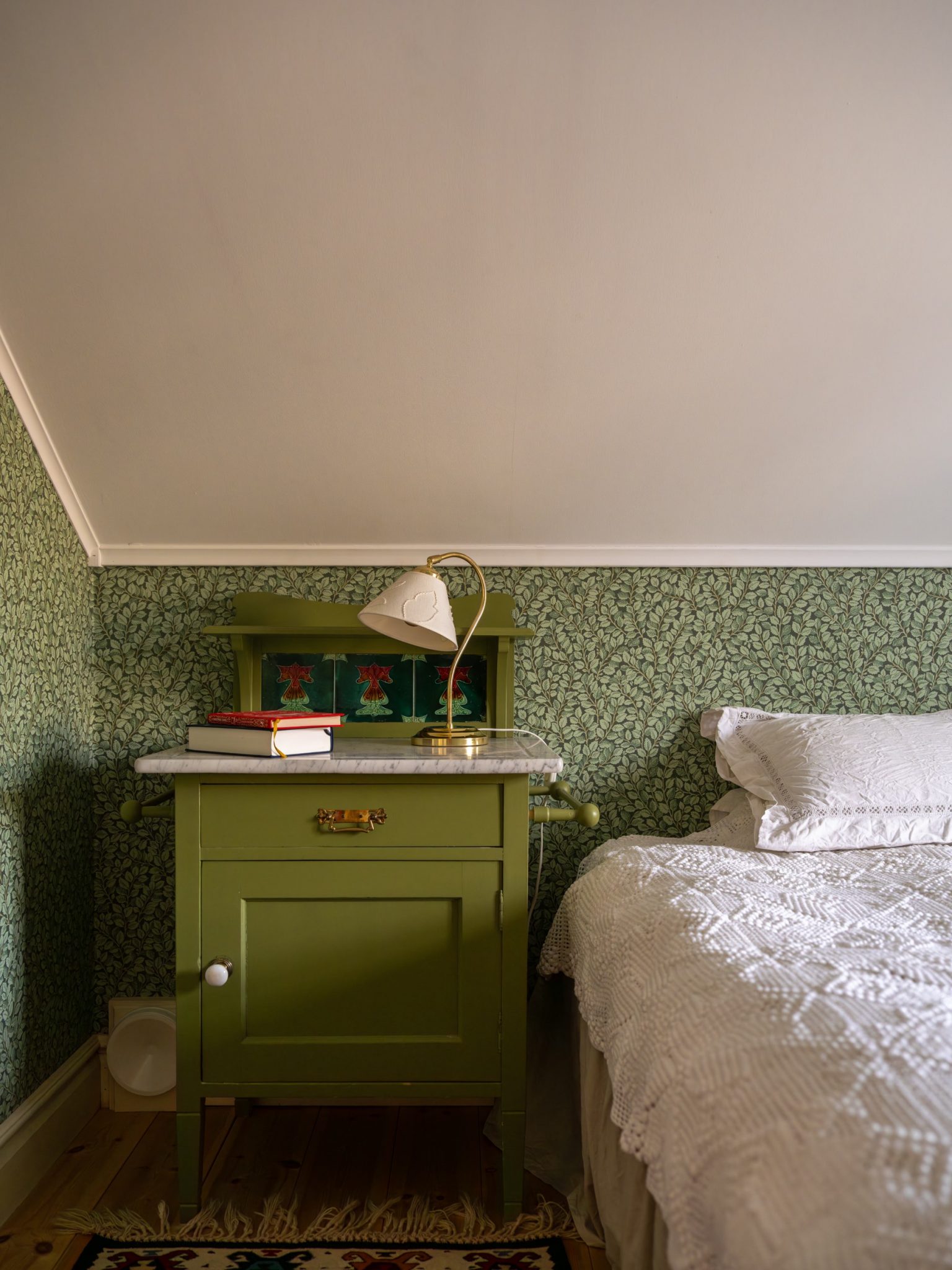 chambre mansardée papier-peint vert végétal