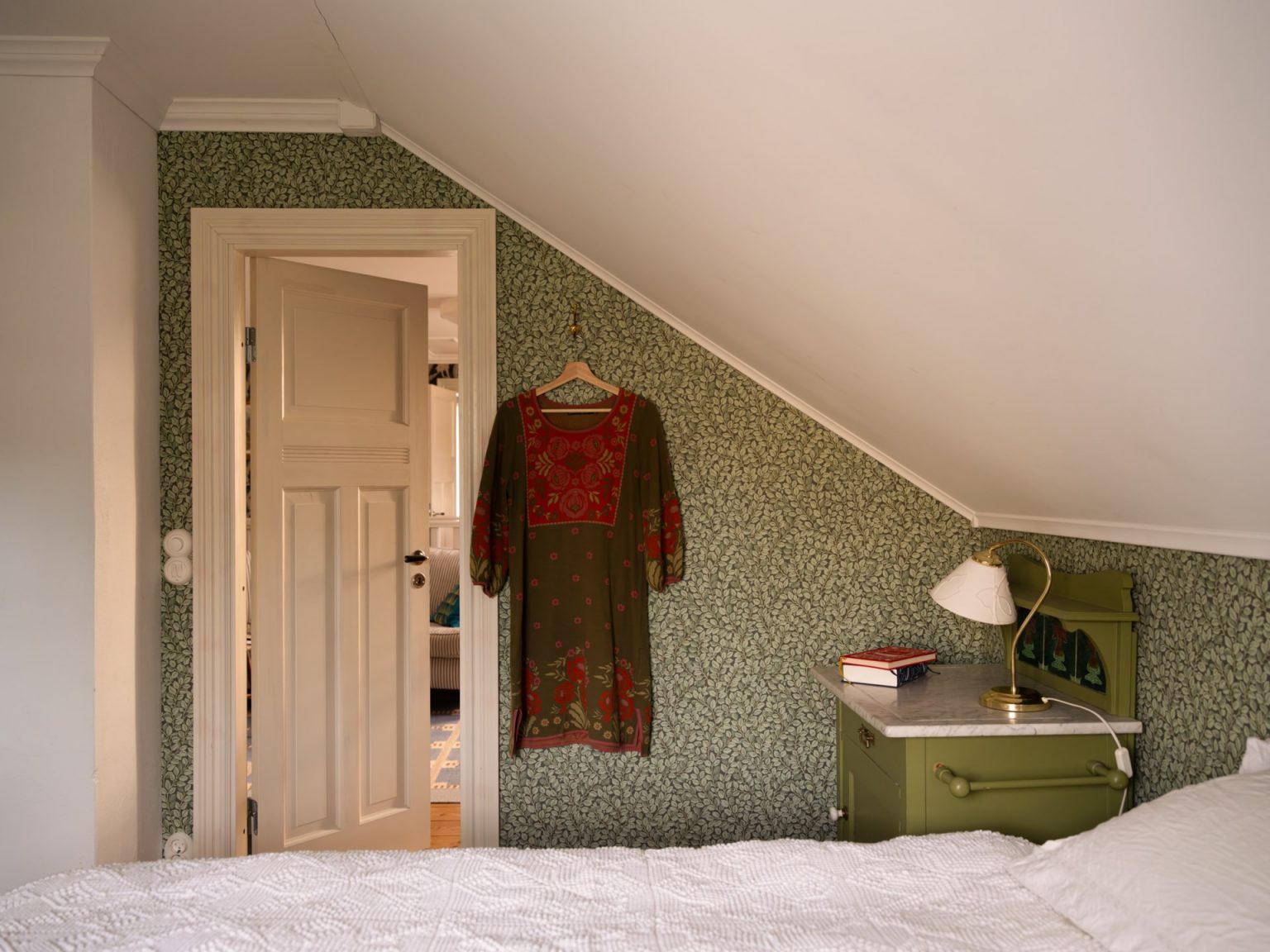 chambre mansardée papier-peint vert végétal