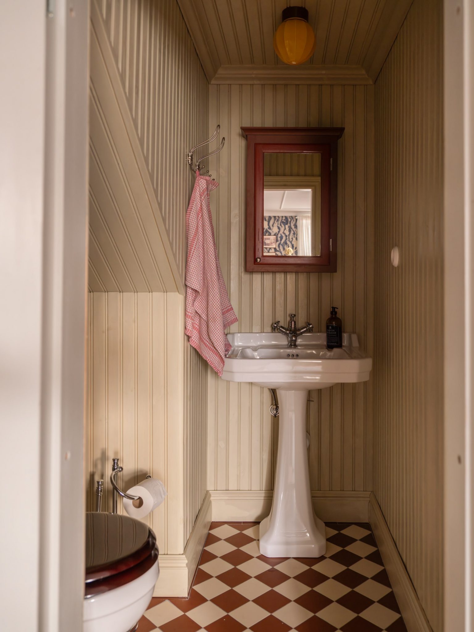 toilettes wc avec sol à damier rouge et blanc