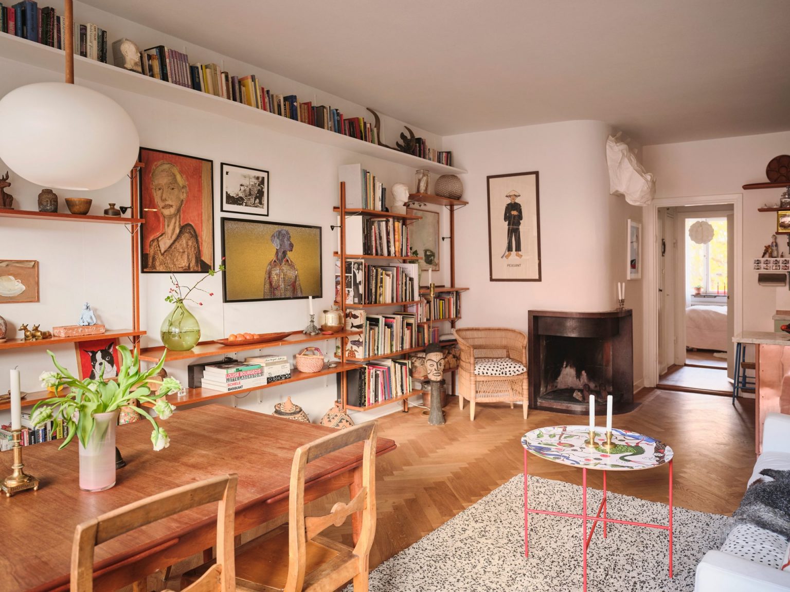 salon avec cheminée décoration vintage et scandinave