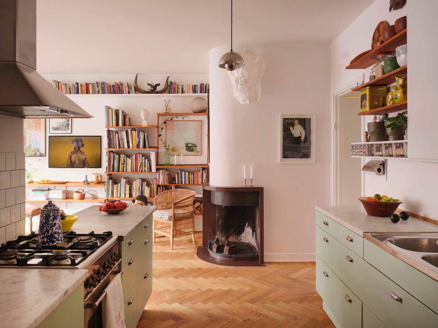 cuisine ouverte verte et salon avec cheminée décoration vintage et scandinave