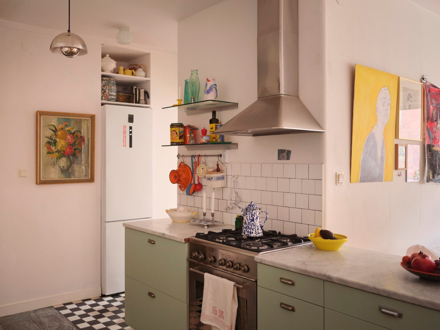 cuisine ouverte verte décoration vintage et scandinave