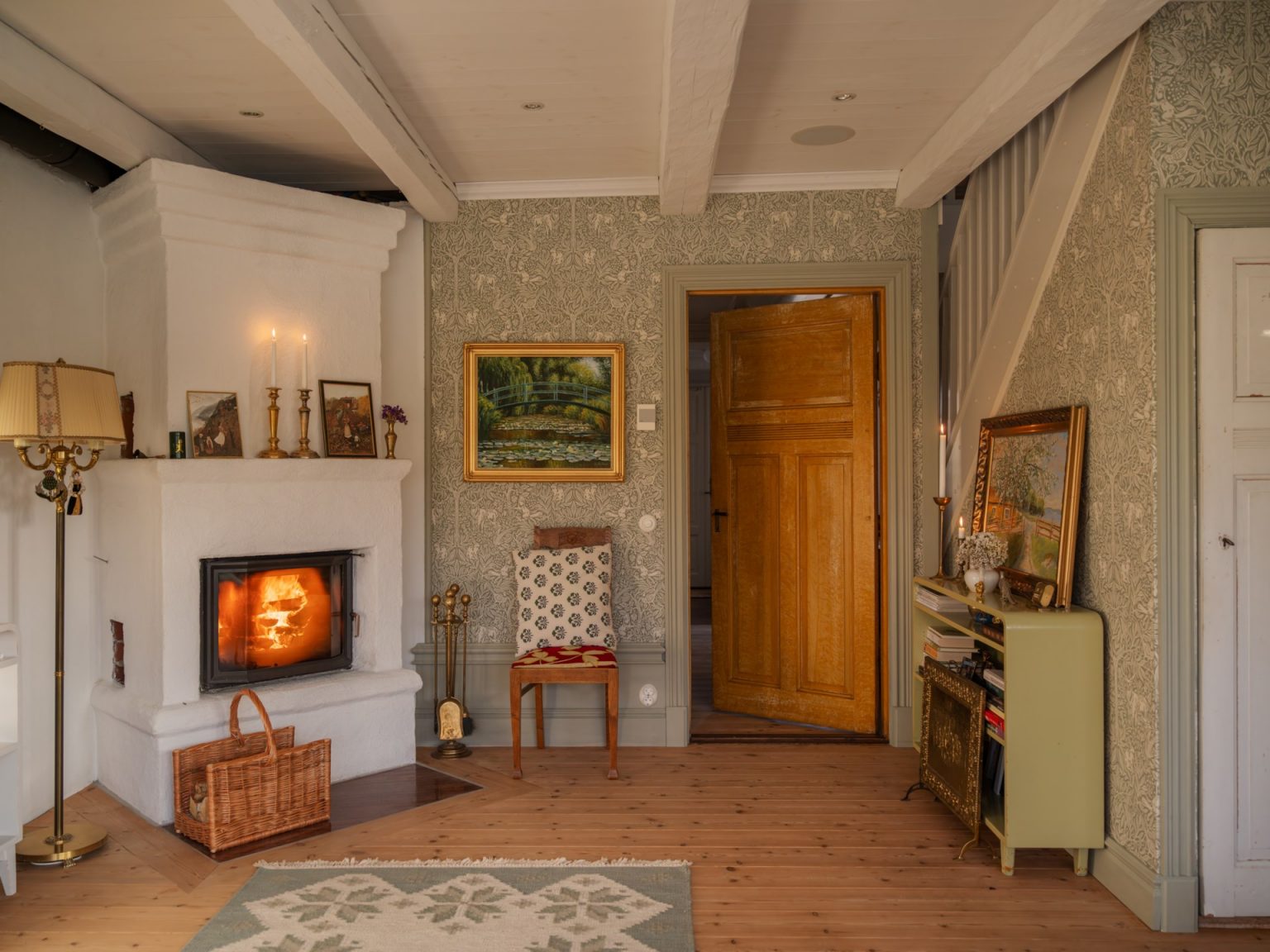 entrée avec cheminée décoration scandinave papier-peint William Morris