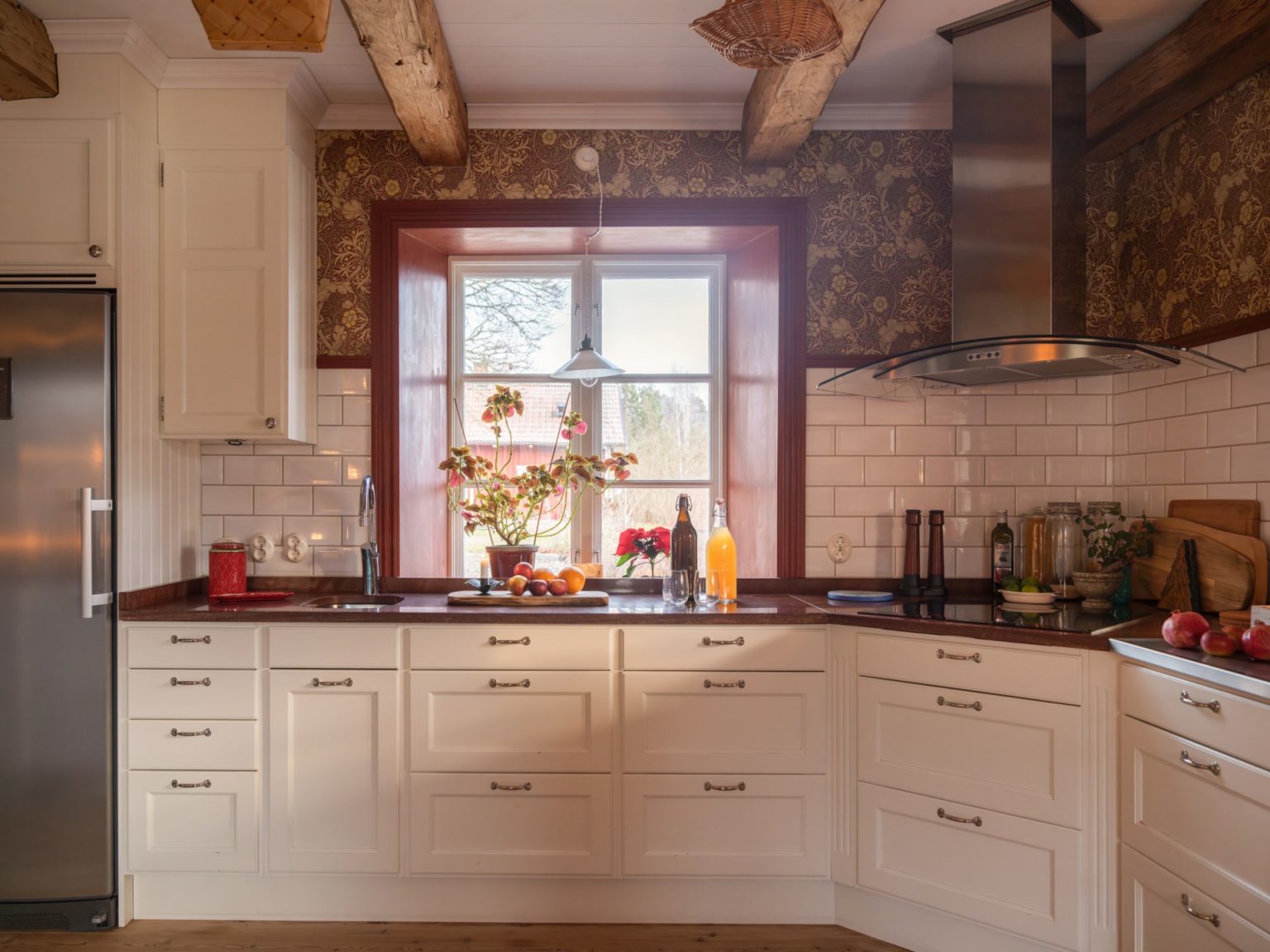 cuisine blanche campagne avec poutres décoration scandinave papier-peint William Morris