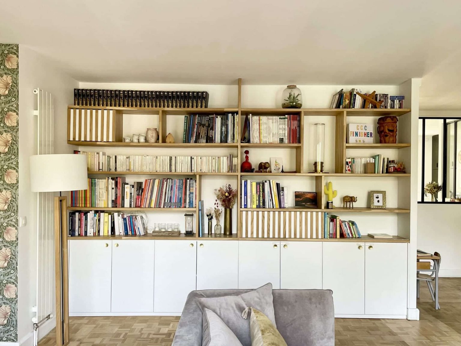 salon papier-peint William Morris décoration contemporaine appartement Paris Happy Pog ©Charlotte Gille