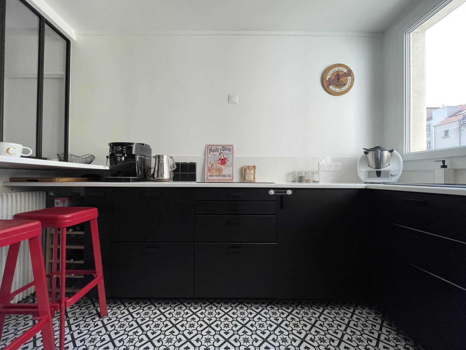 cuisine avec verrière décoration contemporaine appartement Paris Happy Pog ©Charlotte Gille