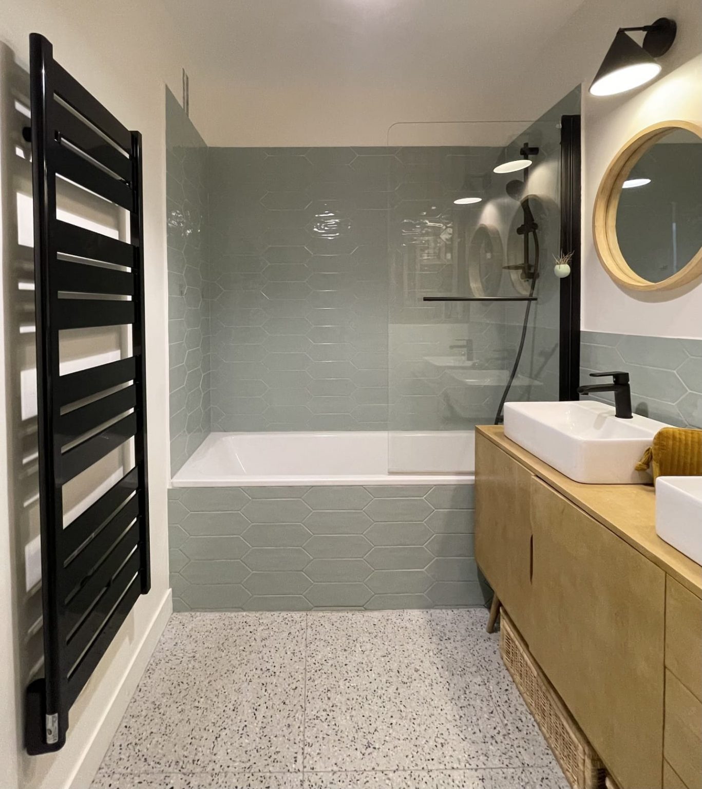 salle de bain vert sauge et bois décoration contemporaine appartement Paris Happy Pog ©Charlotte Gille