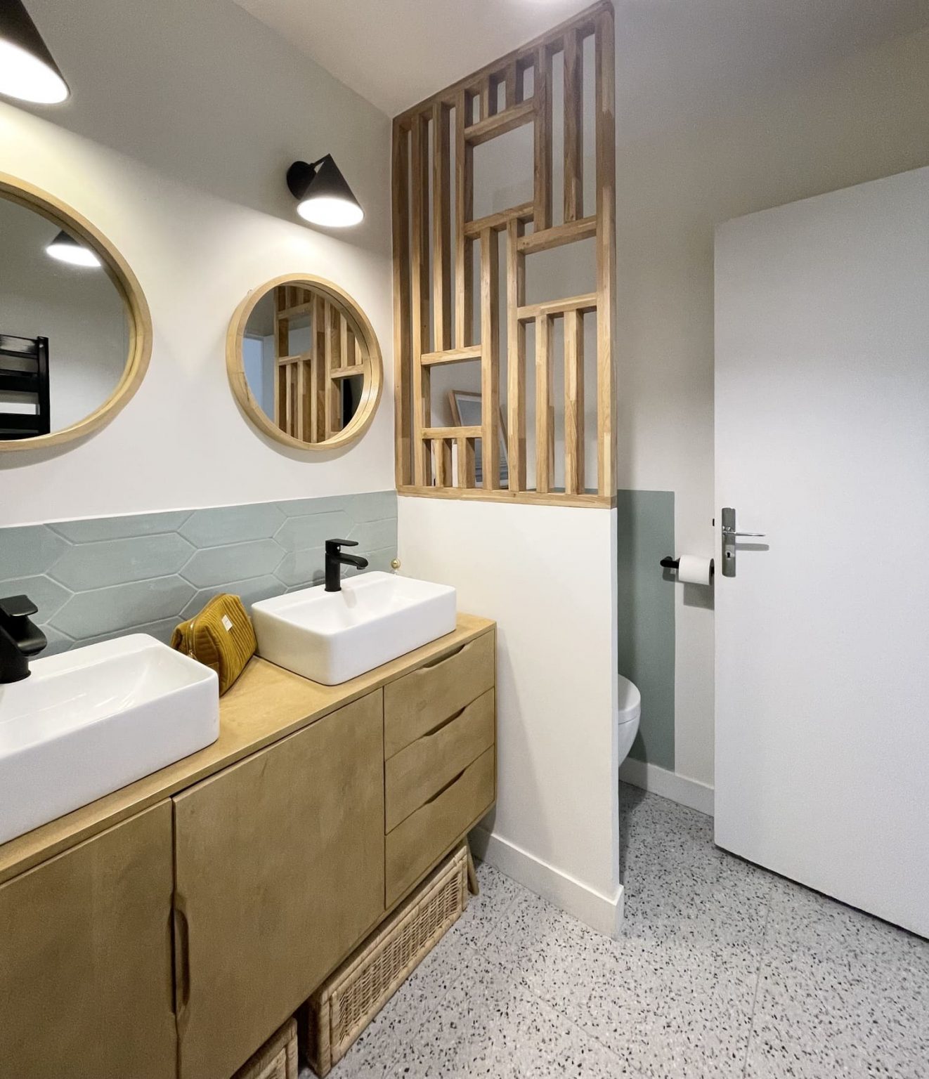 salle de bain vert sauge et bois décoration contemporaine appartement Paris Happy Pog ©Charlotte Gille