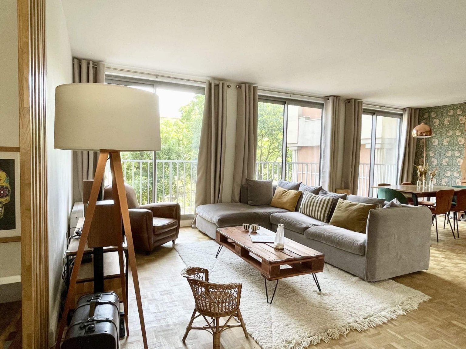 salon papier-peint William Morris décoration contemporaine appartement Paris Happy Pog ©Charlotte Gille