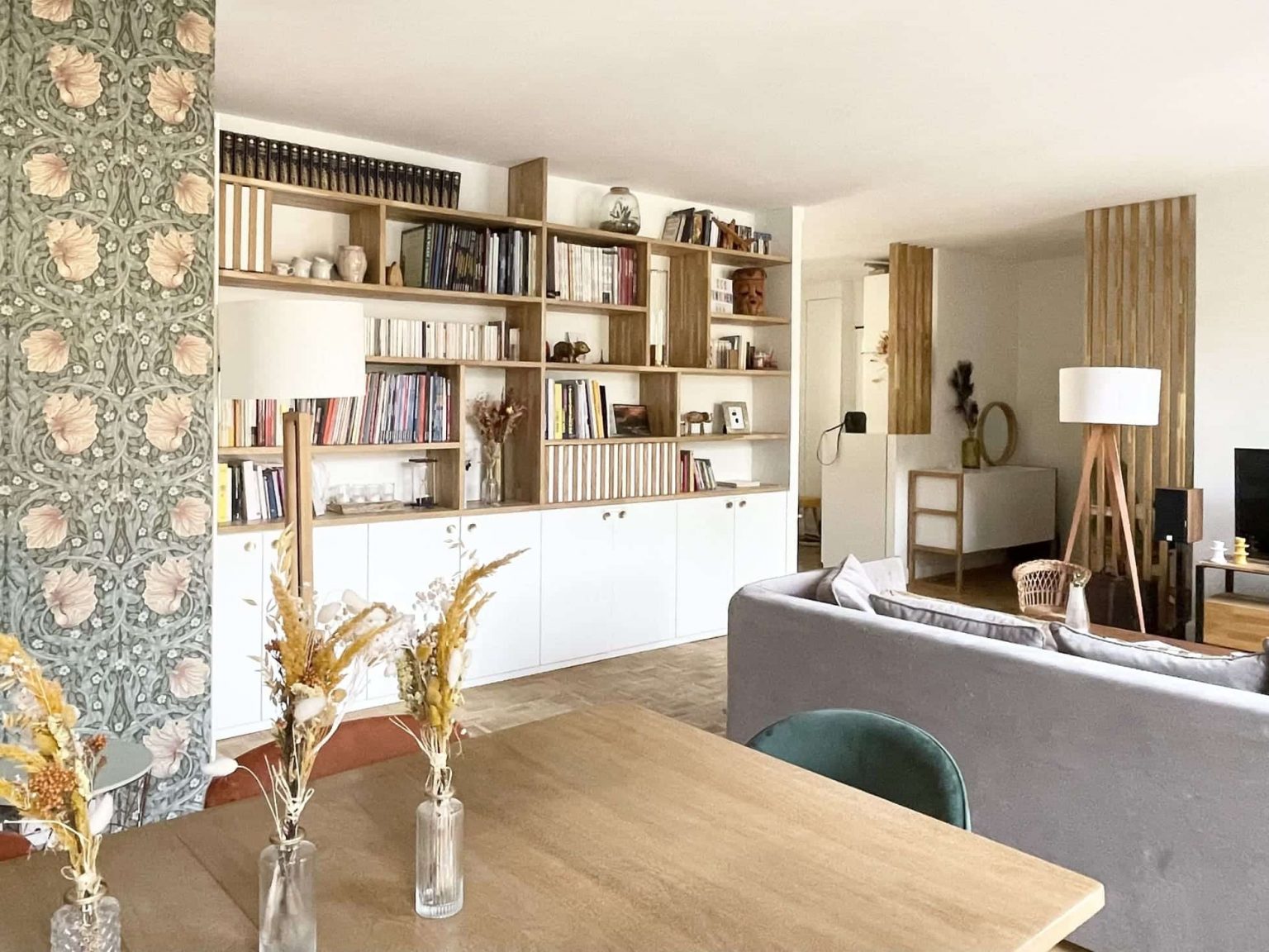 salon papier-peint William Morris décoration contemporaine appartement Paris Happy Pog ©Charlotte Gille