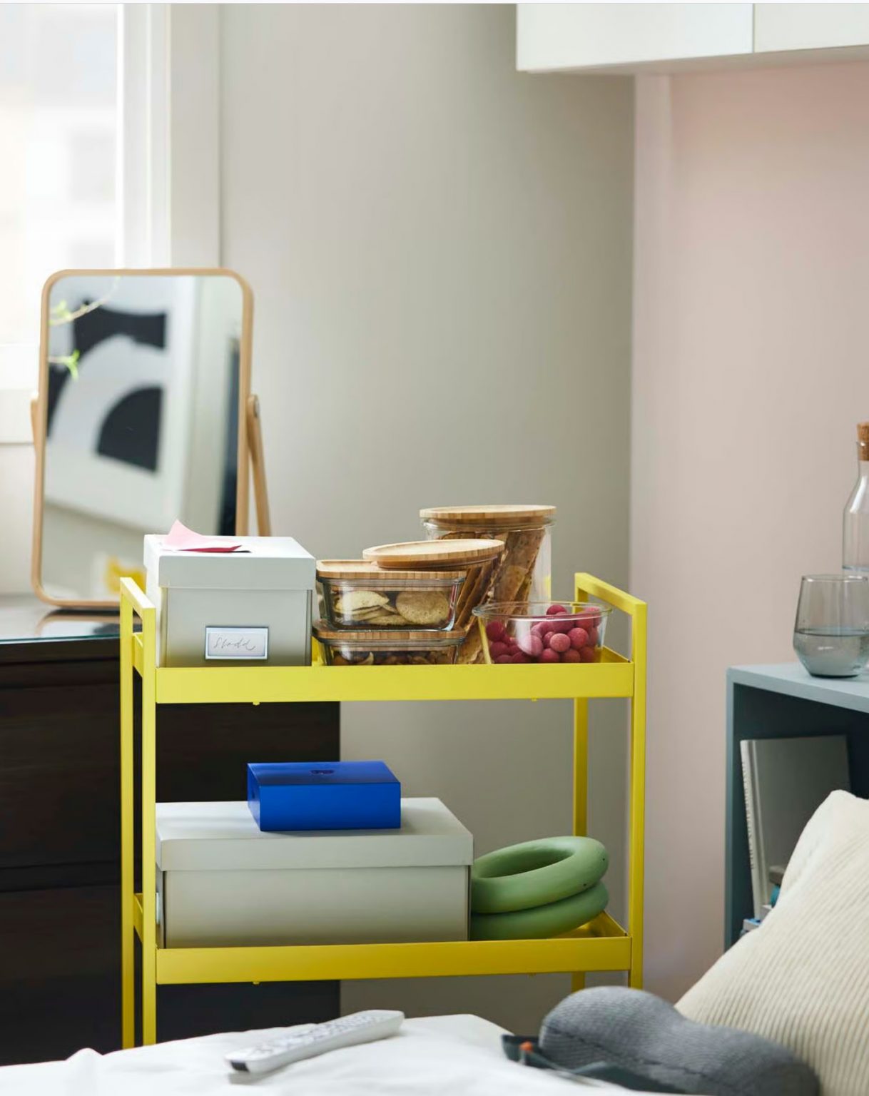 chambre IKEA accents jaunes et meubles sombres