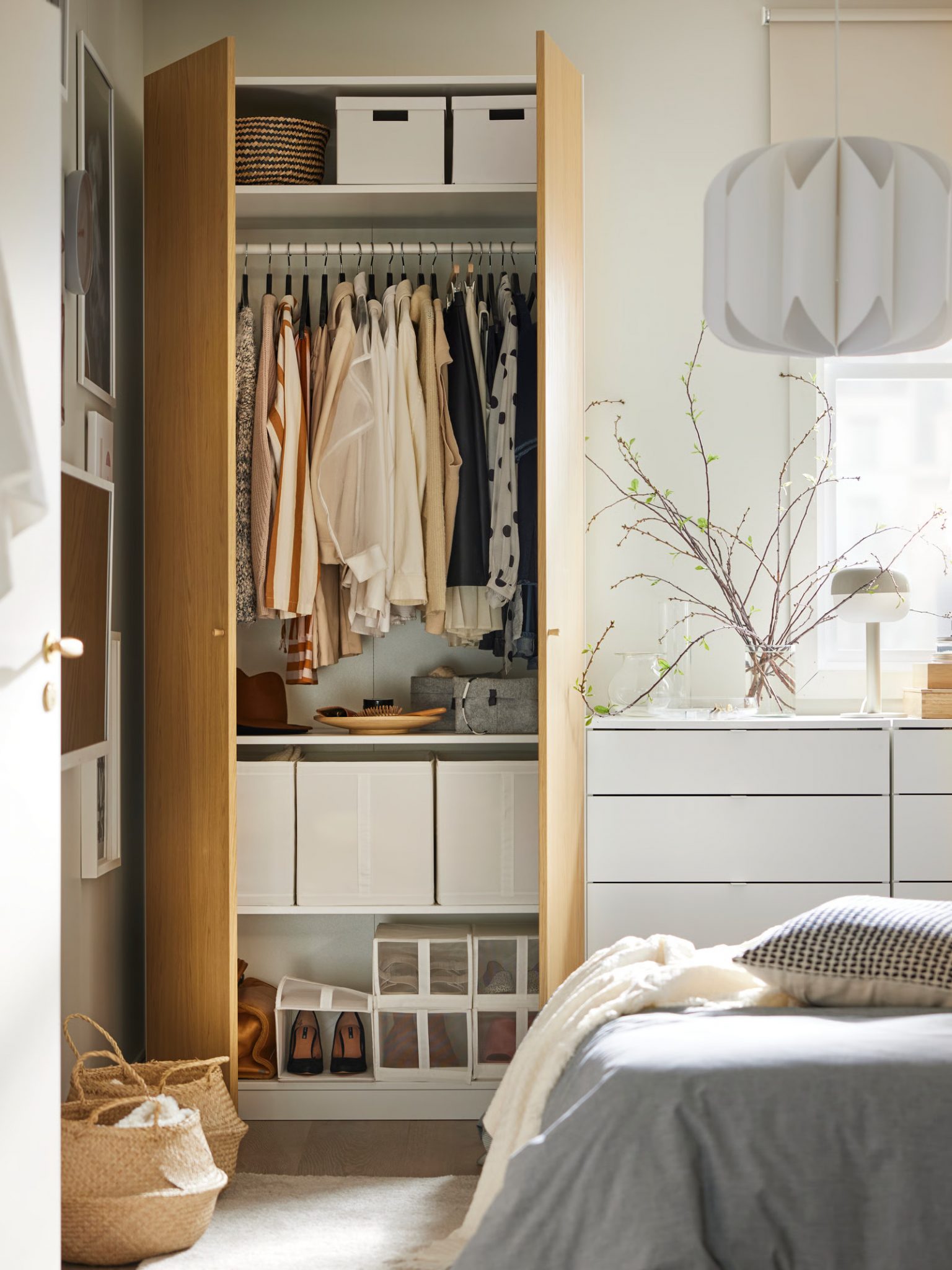 meubles rangements Pax chêne et commode blanche