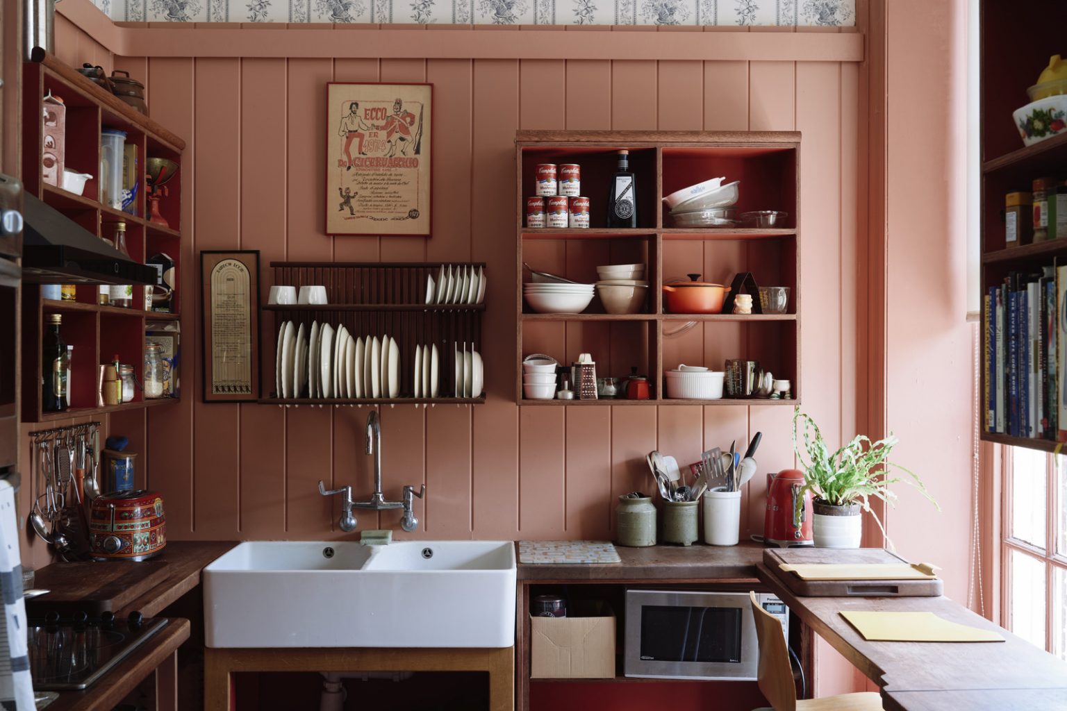 cuisine rustique chic ton saumon appartement ancien décoration colorée