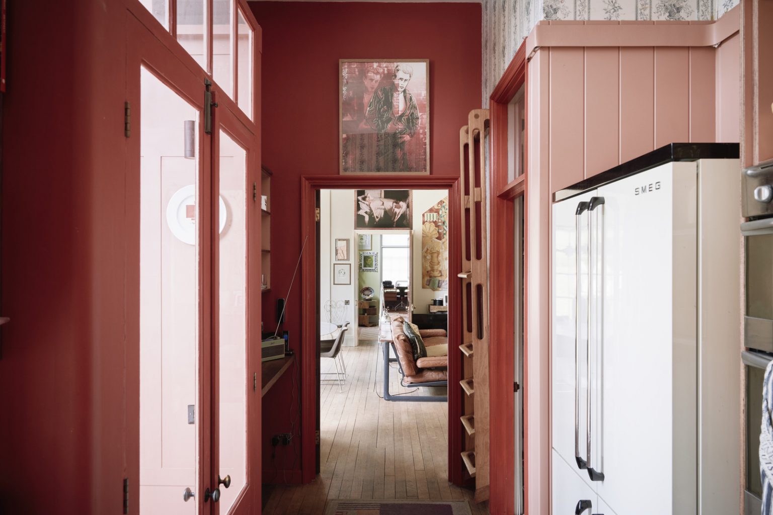 cuisine rustique chic ton saumon appartement ancien décoration colorée