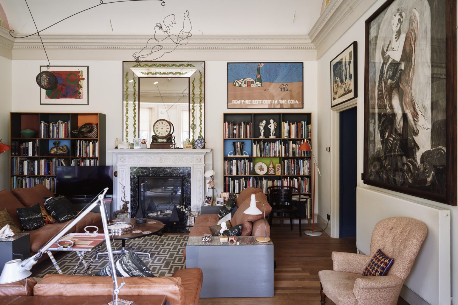 salon contemporain et original appartement ancien décoration colorée