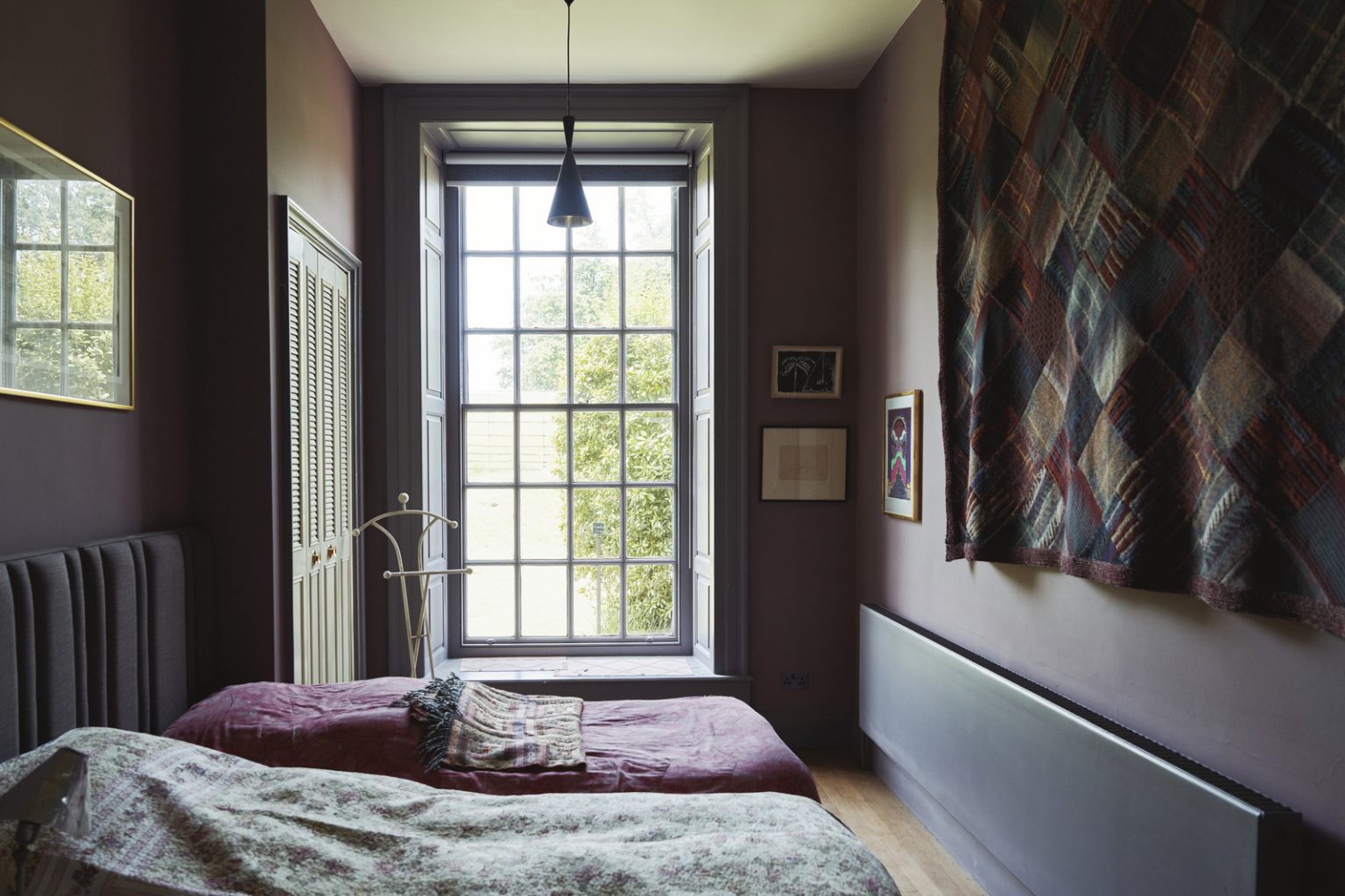 chambre murs violets appartement ancien décoration colorée