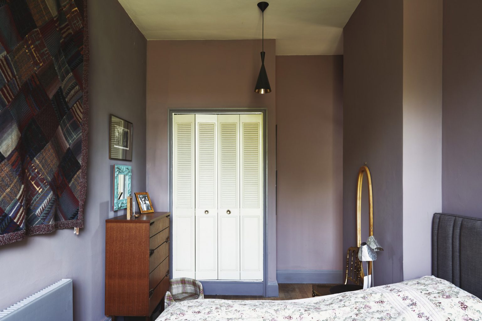 chambre murs violets appartement ancien décoration colorée