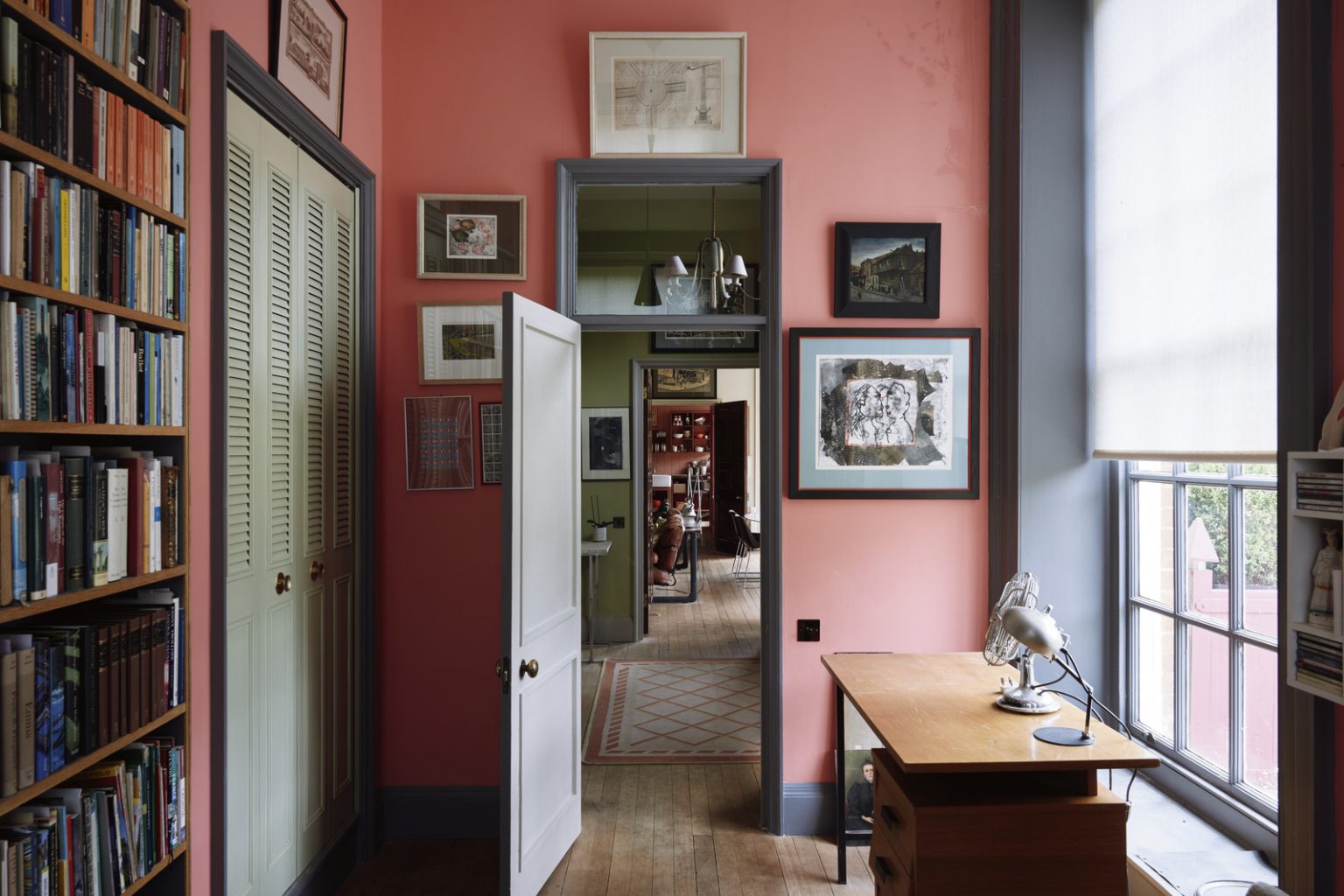 bureau saumon et vert appartement ancien décoration colorée