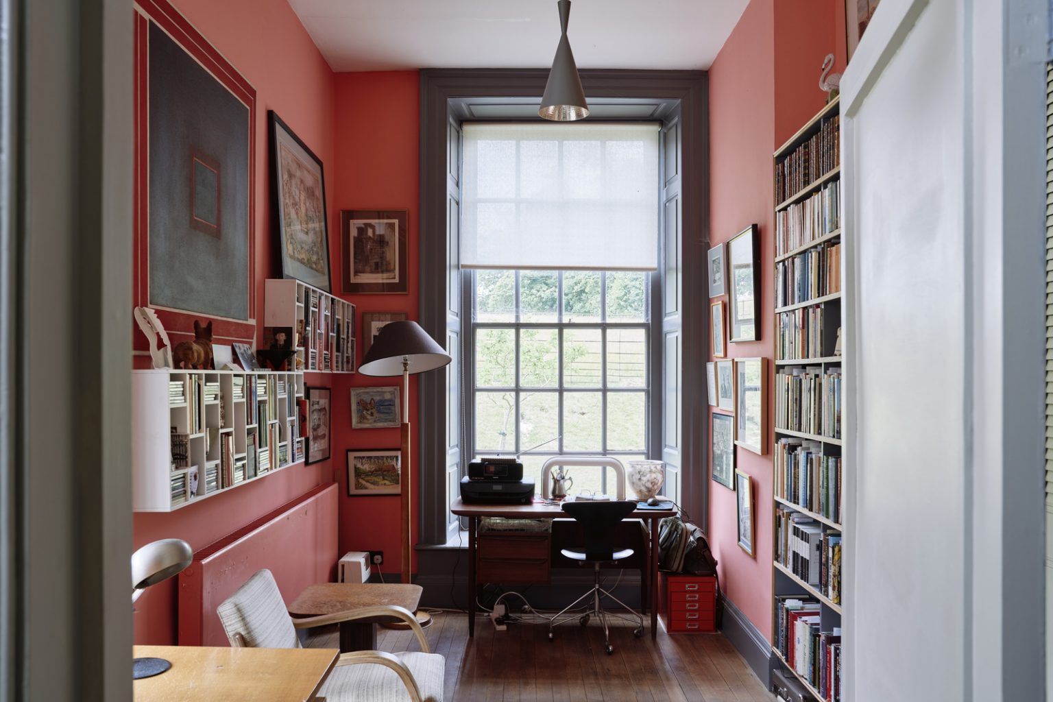 bureau saumon appartement ancien décoration colorée