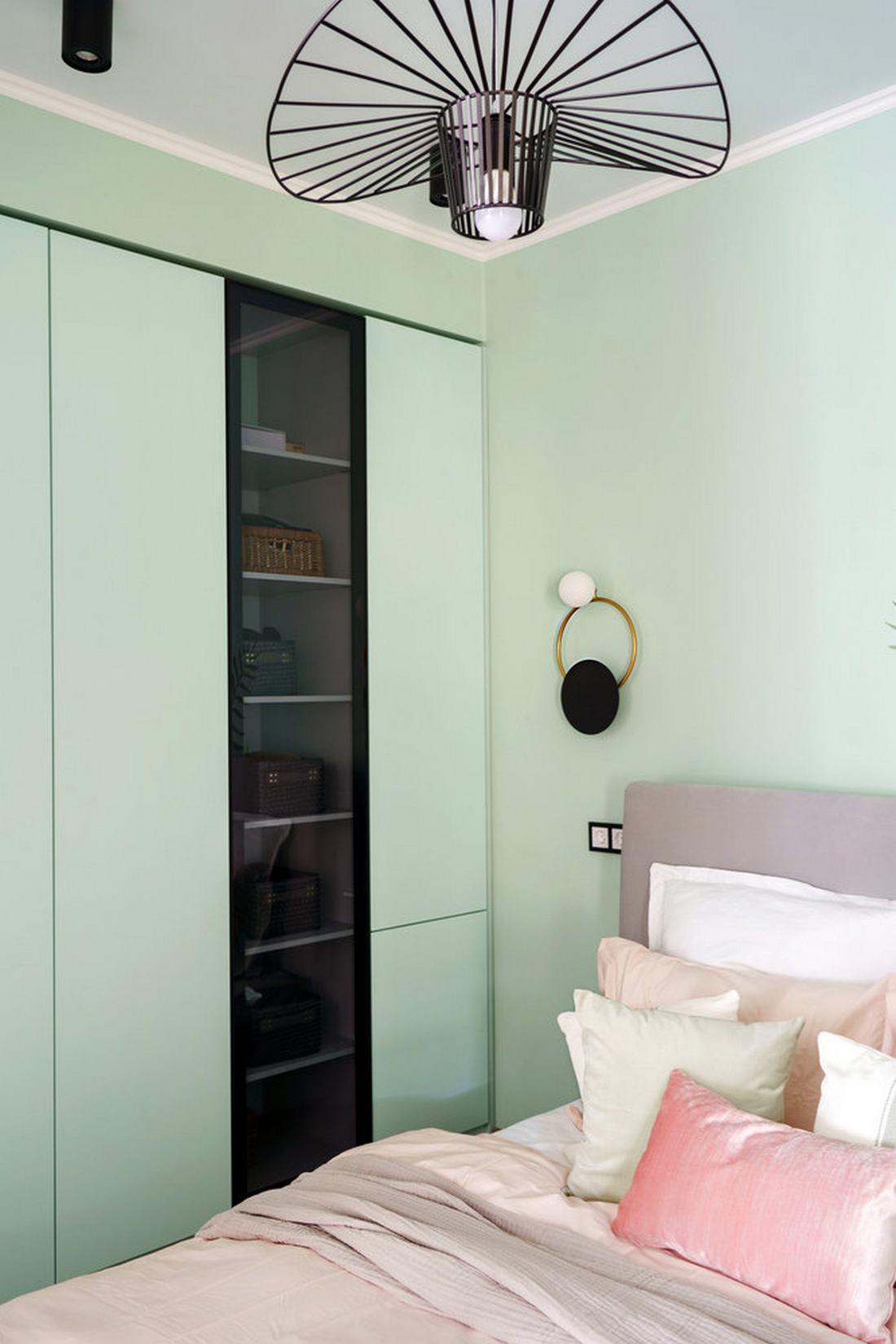 chambre mur vert pistache avec dressing décoration contemporaine