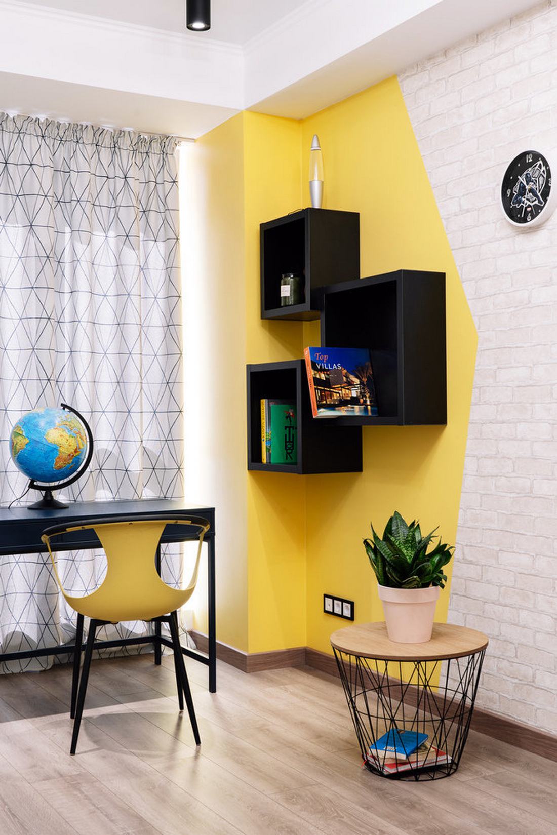 espace bureau dans chambre enfant décoration contemporaine jaune