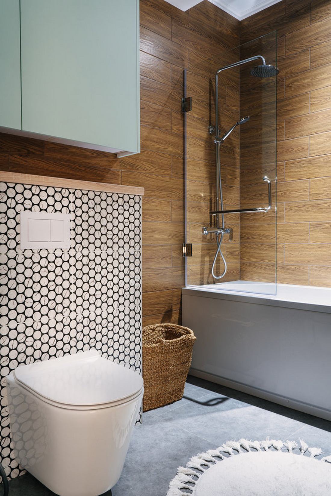 salle de bain décoration contemporaine bleue clair et bois clair