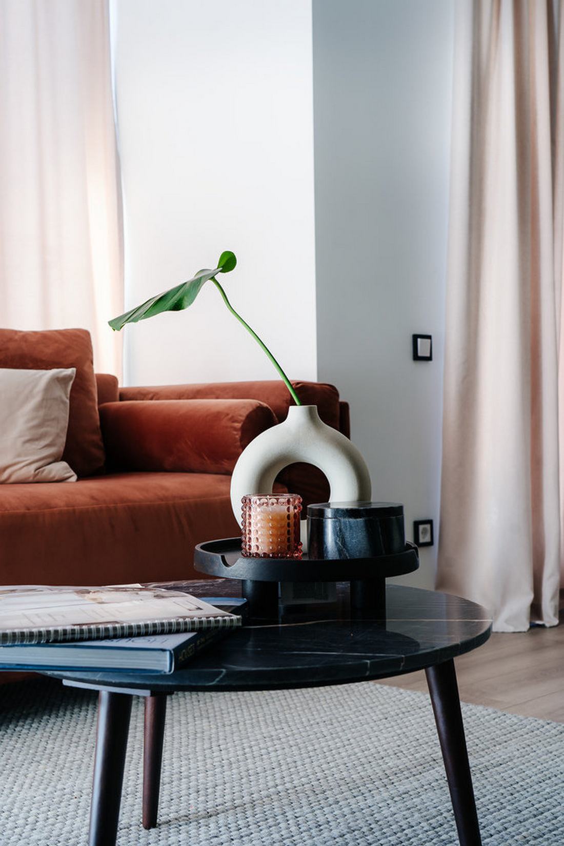 salon canapé rouge décoration contemporaine