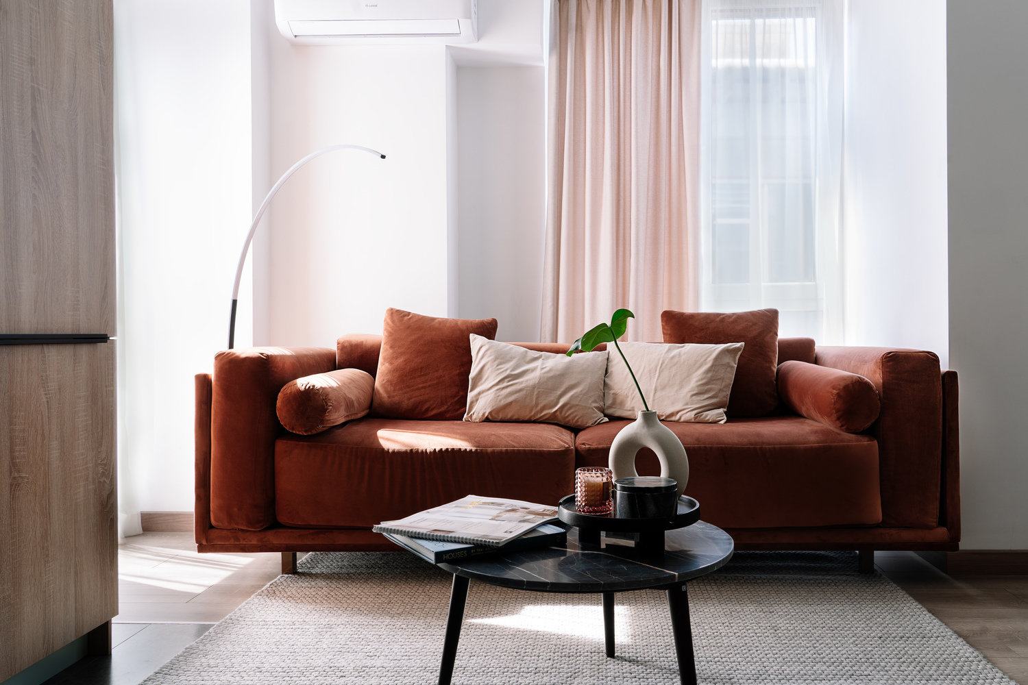 salon canapé rouge décoration contemporaine et colorée