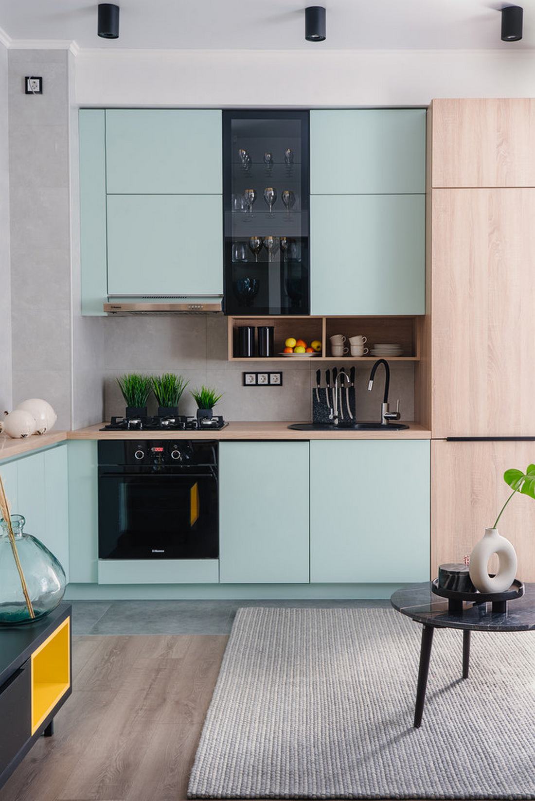 cuisine ouverte bleu clair et bois clair décoration contemporaine