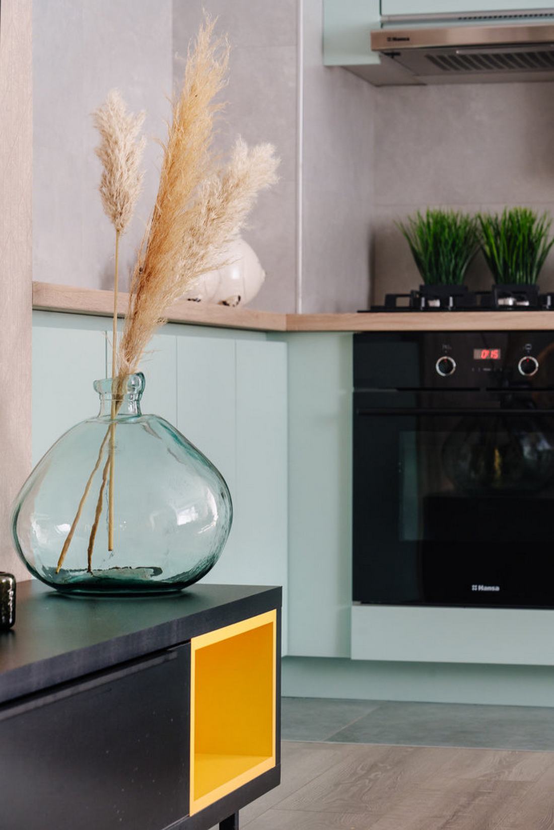 cuisine ouverte bleu clair et bois clair décoration contemporaine