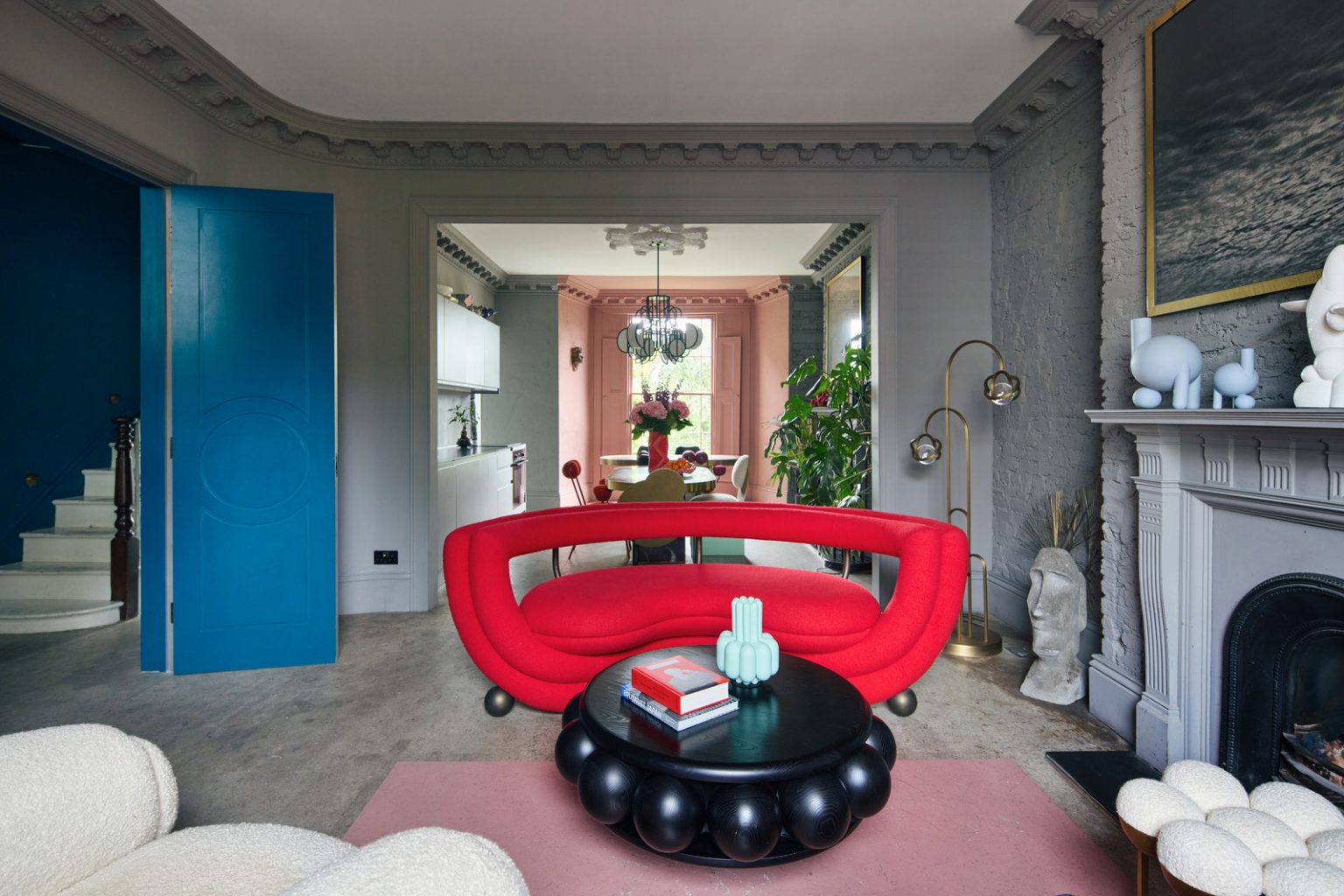 salon design avec cheminée maison victorienne décorée en couleurs atypiques