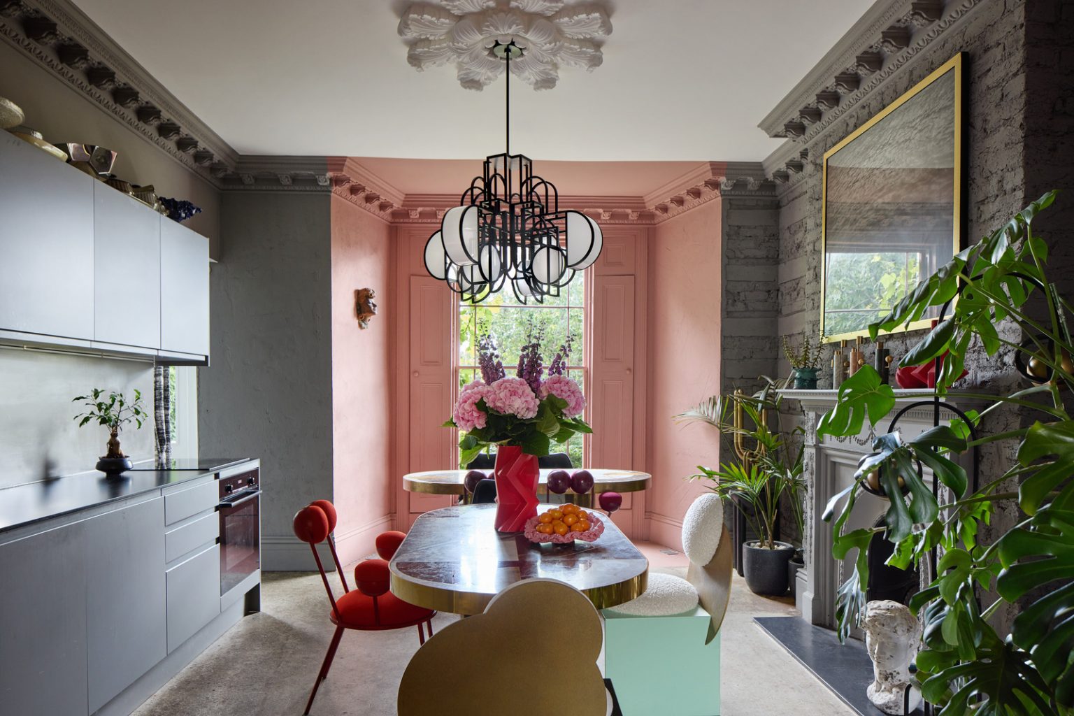 cuisine et salle à manger avec cheminée maison victorienne décorée en couleurs atypiques