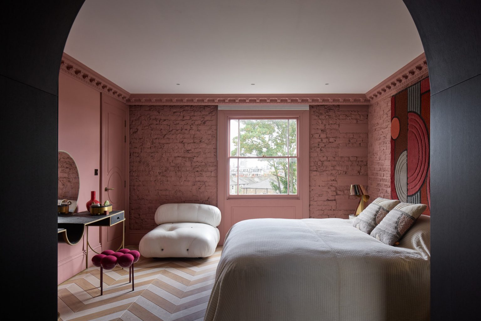 chambre rose avec moulures maison victorienne décorée en couleurs atypiques