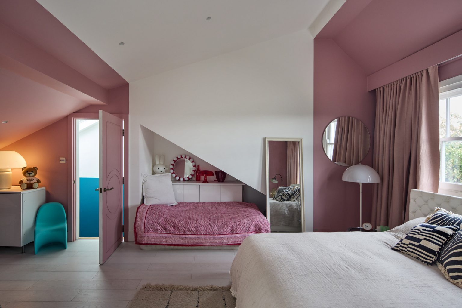 chambre blanche et rose maison victorienne décorée en couleurs atypiques