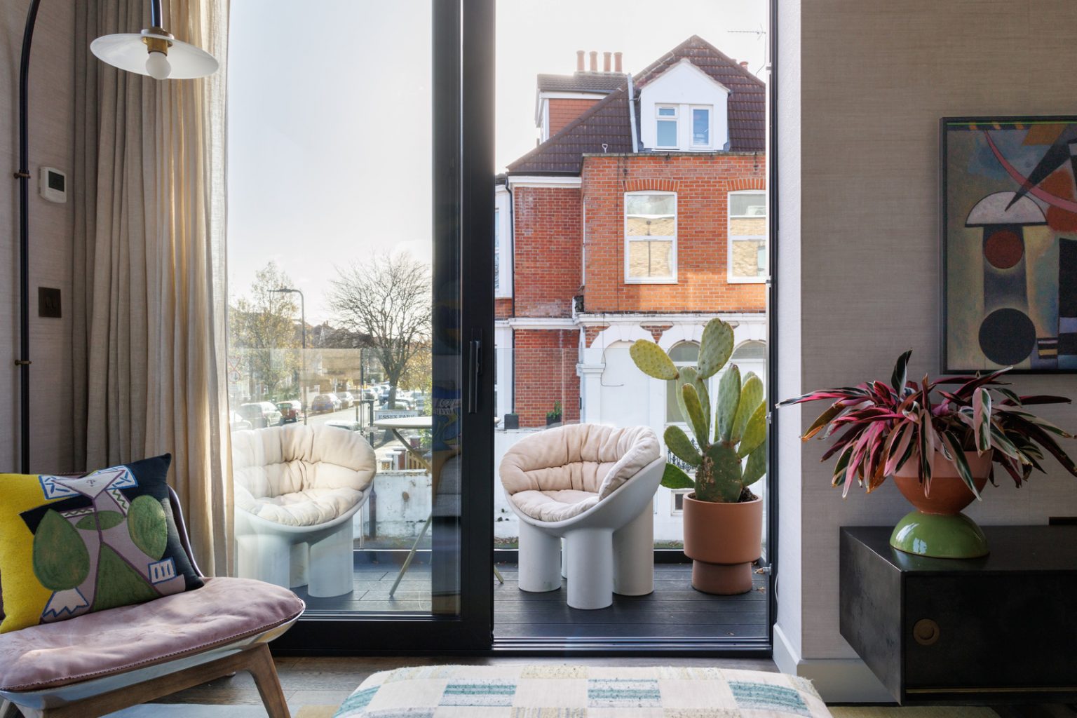 terrasse avec fauteuil roly poly trois-pièces design de 66m2 décoration colorée par architecte