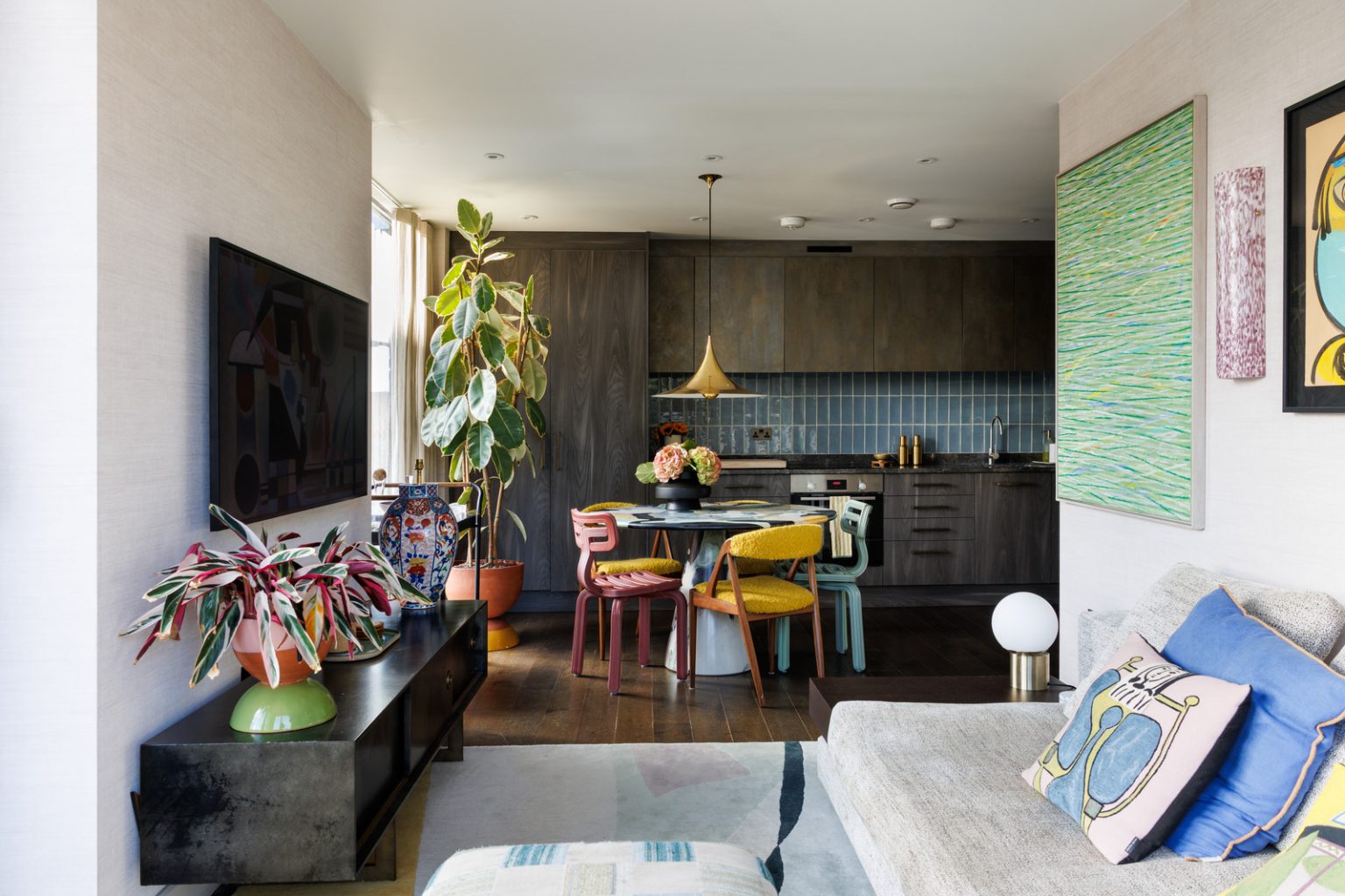 salon salle à manger et cuisine trois-pièces design de 66m2 décoration colorée par architecte