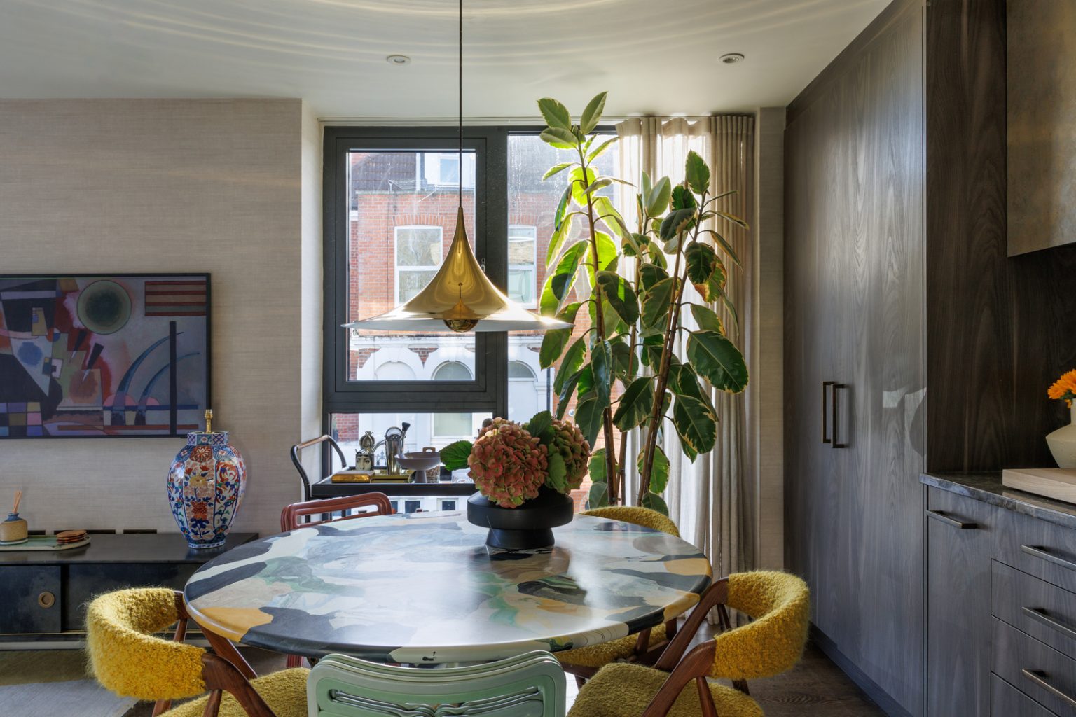 cuisine ouverte et salle à manger trois-pièces design de 66m2 décoration colorée par architecte