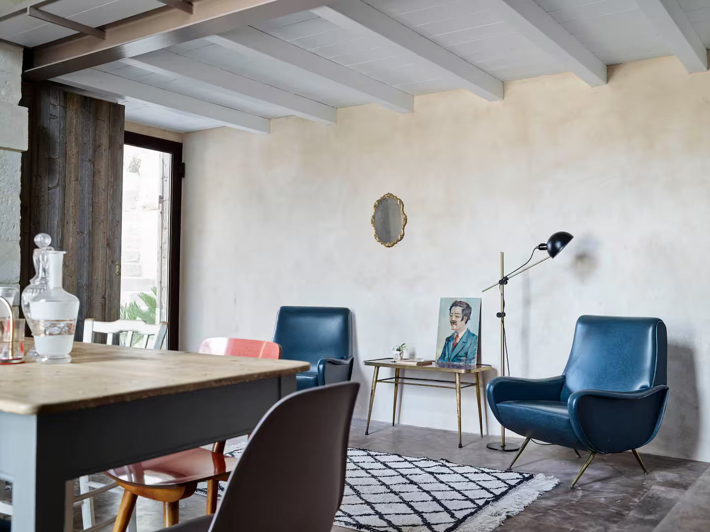 salon et salle à manger décoration vintage appartement Sicile avec chambre en mezzanine