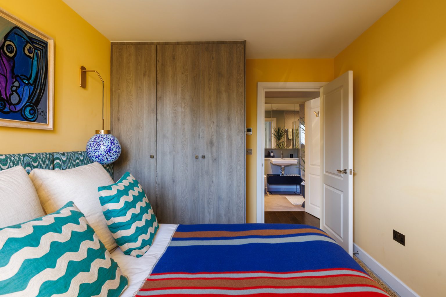 chambre murs jaunes trois-pièces design de 66m2 décoration colorée par architecte