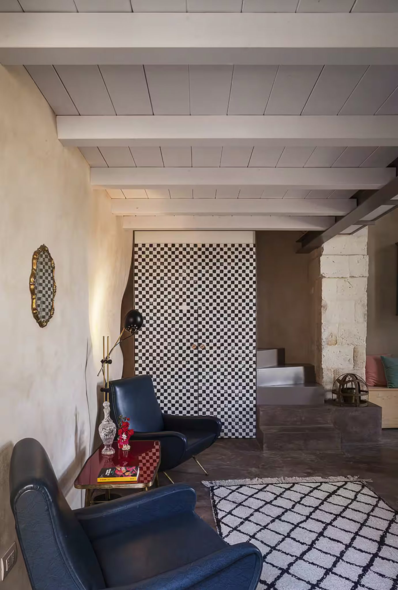 salon décoration vintage appartement Sicile avec chambre en mezzanine