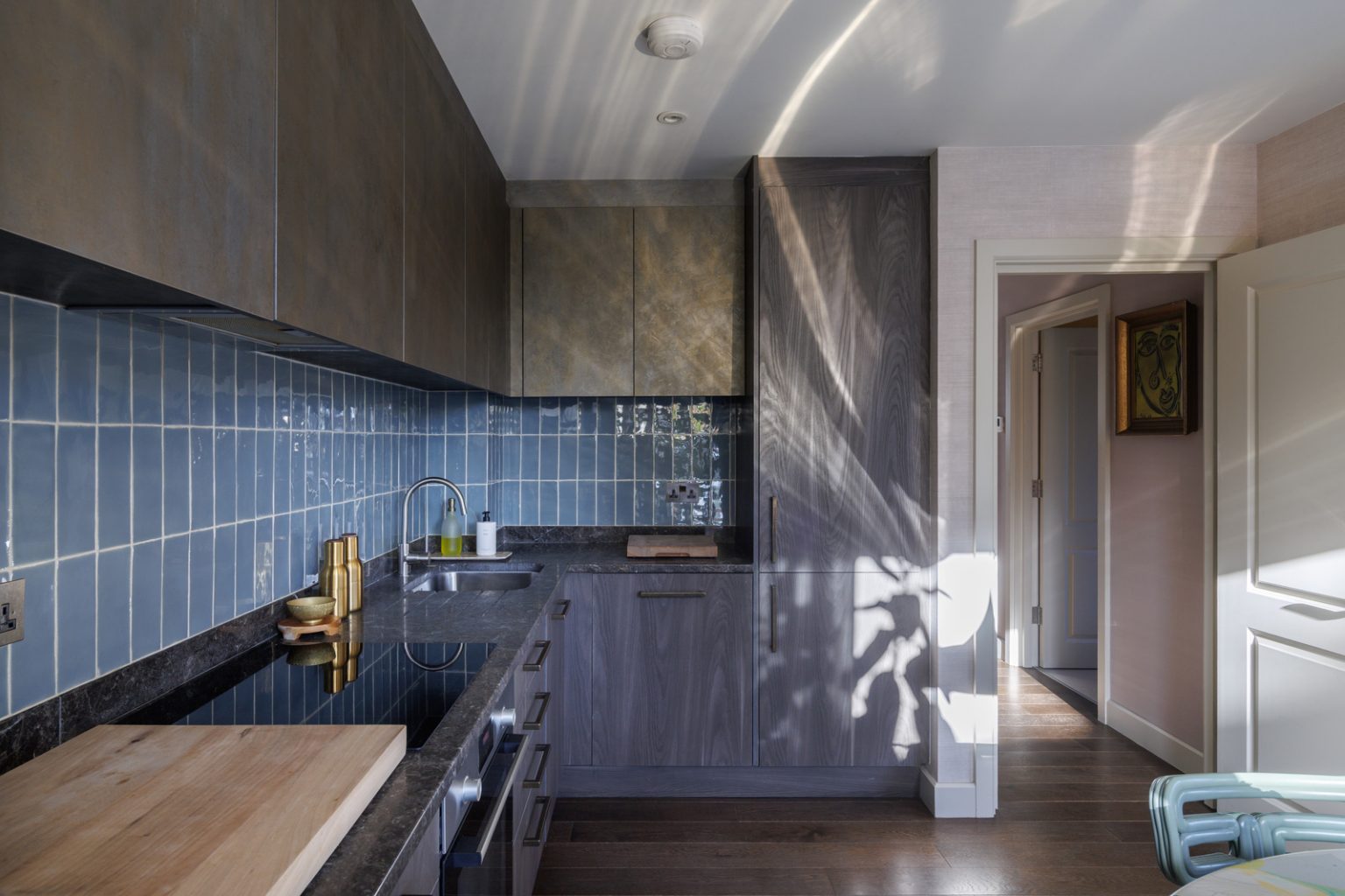 cuisine ouverte grise trois-pièces design de 66m2 décoration colorée par architecte