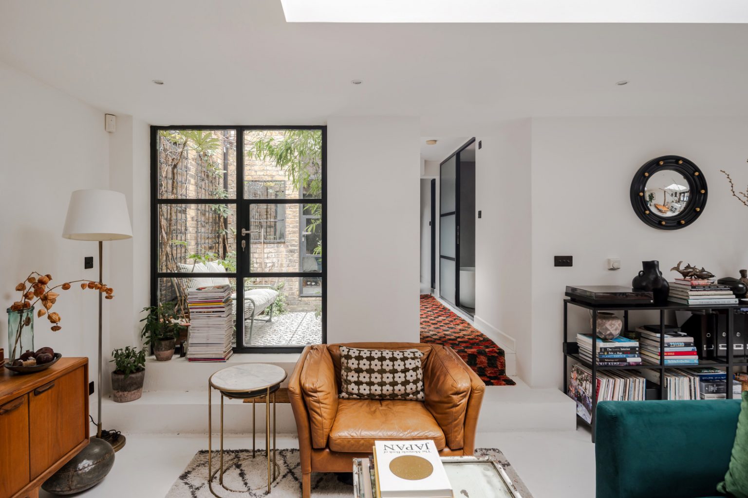 salon décoration contemporaine avec cour petite maison de ville Londres