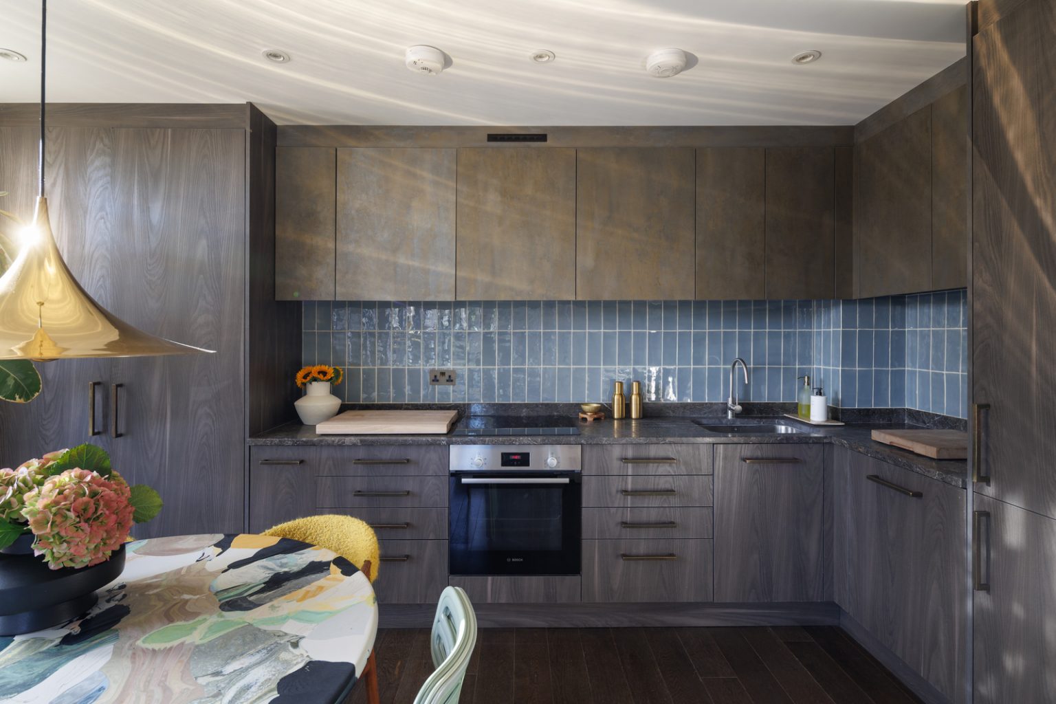 cuisine ouverte et salle à manger trois-pièces design de 66m2 décoration colorée par architecte