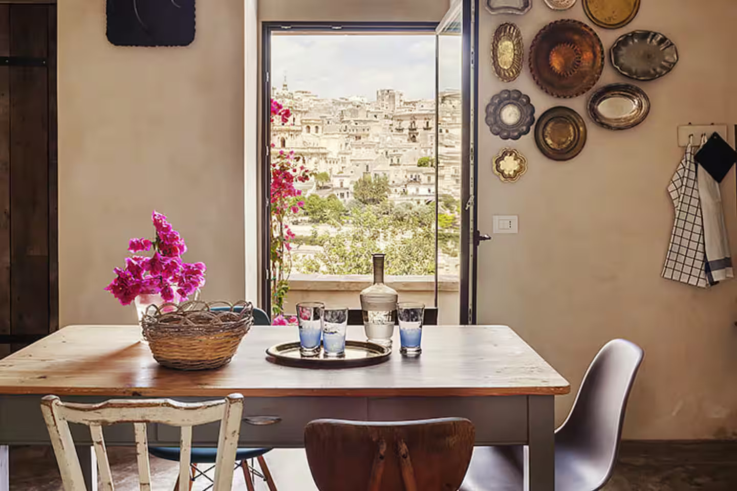 salle à manger décoration vintage appartement Sicile avec chambre en mezzanine