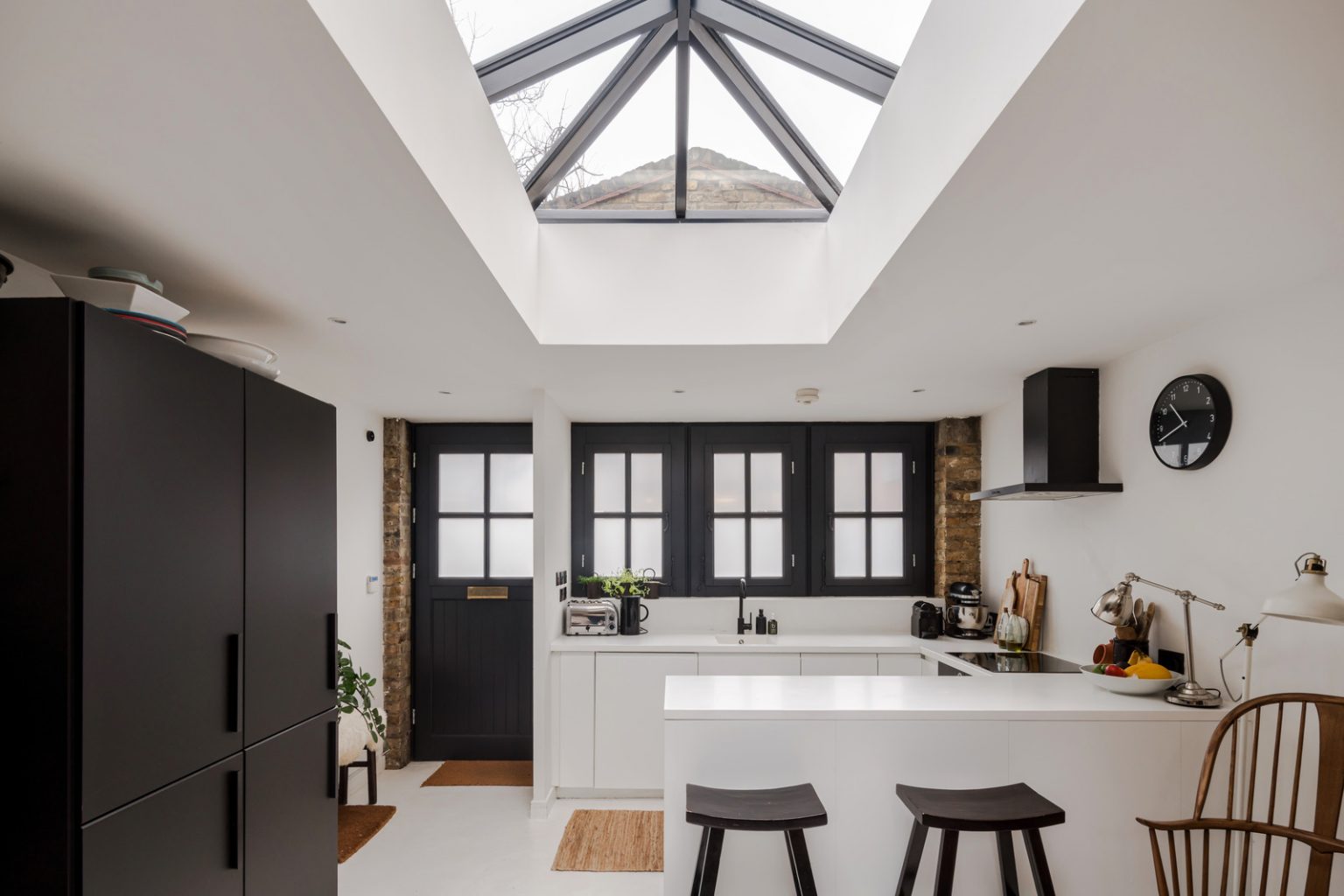 cuisine design blanche avec puits de lumière zénithal petite maison de ville Londres