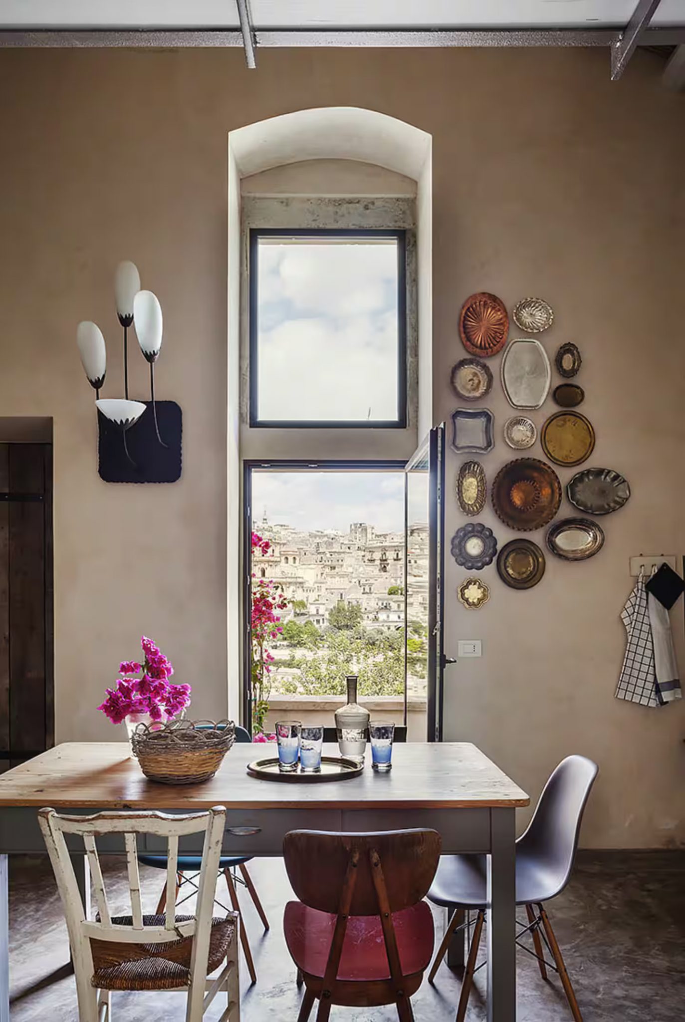 salle à manger décoration vintage appartement Sicile avec chambre en mezzanine